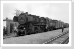 52 8018 steht in Meßdorf mit dem Nahgüterzug nach Stendal. Der nette Rangierer lut mich zur Mitfahrt im Pwg nach Hohenwulsch ein. Juli 85