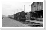 Nach einiger Wartezeit kam dann 52 8131 mit dem P-Zug nach Salzwedel in Hohenwulsch an und hatte hier Kreuzung mit einer Ferkeltaxe Juli 85