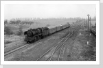 Einfahrt in den Bahnhof Salzwedel. Rechts rangiert eine Babelsberger V 60 mit alten Kesselwagen Sep 86