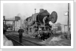 Die gleiche Lok noch einmal, links ist noch die Öl Tankanlage zu sehen und rechts die 120 022 Die gleiche Lok noch einmal, links ist noch die Öl Tankanlage zu sehen und rechts die 120 022