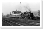 86 1056 war im Jahr 1987 öfter auf der Crottendorfer Schiene im Einsatz. Im Okt 87 ist der Zug abfahrbereit in Schlettau