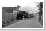 Zwischen Walthersdorf und Crottendorf fährt die 86 1056 als Straßenbahn direkt an den Häusern entlang Zwischen Walthersdorf und Crottendorf fährt die 86 1056 als Straßenbahn direkt an den Häusern entlang