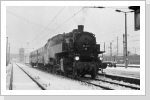 86 607 gehört der Werkbahn Pöhlau, hier mit einem Sonderzug zur Bereisung des Streckennetz in Zwickau Hbf  Feb 87
