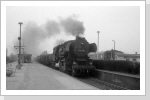 52 8158 kommt mit einem Güterzug aus Brandenburg Altstadt auf Gleis 1 durch den Personenbahnhof gefahren Ostern 83 52 8158 kommt mit einem Güterzug aus Brandenburg Altstadt auf Gleis 1 durch den Personenbahnhof gefahren Ostern 83