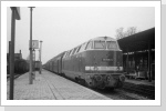 Eine etwas eigenartige Lackierung hat hier die Berliner 118 585 in Brandenburg Hbf vorm Sputnik im Jahr 1984