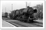 52 8178 rangiert ins Bw und nutzt den Platz hinter einem Schnellzug Juli 85