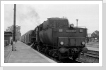 Im Jahr 1984 war der P 19236 nach Neustadt/Dosse noch planmäßig mit Dampf bespannt, hier wartet 52 8135 auf dem Städtebahnhof in Brandenburg