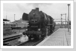 Im Sommer 84 war der Bahnsteig 3 schon auf das neue Maß verlängert, als 52 8127 zum Zug in den Güterbahnhof ausrückte Im Sommer 84 war der Bahnsteig 3 schon auf das neue Maß verlängert, als 52 8127 zum Zug in den Güterbahnhof ausrückte