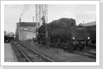 Ab 1985 wurde die Heizlok an diesen Ort verlegt, hier heizt 52 8182 im Juli 85. Hinten links stehen 3 Trapos. Vorher hatten sie mich wie immer auf diesem Bahnhof kontrolliert. Gegen Bilder machen hatten sie nichts. Ab 1985 wurde die Heizlok an diesen Ort verlegt, hier heizt 52 8182 im Juli 85. Hinten links stehen 3 Trapos. Vorher hatten sie mich wie immer auf diesem Bahnhof kontrolliert. Gegen Bilder machen hatten sie nichts.