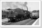105 061 hat gerade einen weiteren Reisezug bereitgestellt, als 52 8158 mit P 19236 nach Neustadt/Dosse den Städtebahnhof verlässt. Juli 84