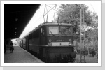 Meine Fahrten ab Finkenkrug erfolgten ab 1983 mit 211ern und Wendezügen. Hier mal ein Bild von 211 014 in Finkenkrug im Juli 85