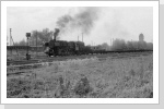 Und übernahm einen Flachwagenzug im Gbf Neustadt/Dosse. Hier dann die Ausfahrt. Juli 84 Und übernahm einen Flachwagenzug im Gbf Neustadt/Dosse. Hier dann die Ausfahrt. Juli 84