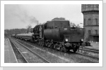 In Rathenow war ab Ende 84 die 52 8076 beheimatet und bespannt hier einen Kieszug. Blick vom Städtebahnhof. Was für ein Frevel den Wasserturm abzuschneiden. Okt 84