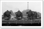 52 8182, 8156 und 52 8158 parodieren an der Drehscheibe im Bw Brandenburg 1984