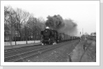 52 8189 kam dann im letzten Licht aus Seddin zurück. Ich war schon weiter draußen an der Strecke und musste zurück zum Bahnhof wegen dem letzten Zug nach Hause zu bekommen. Dämlicher konnte man den Fotostandort nicht wählen, Russenkaserne links und russischer Offizier kommt da angelaufen und mit auf dem Bild. Hinter Werder/Havel März 87