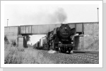 52 8189 kommt mit Dg 54733 durch die Brücke der Städtebahn gefahren. Das "nette" Personal hielt einen öligen Putzlappen aus der Lok, was man schön sieht und diesen auf meiner Höhe zu mir geworfen. Fotografen waren eben nicht überall gern gesehen. Juli 87 52 8189 kommt mit Dg 54733 durch die Brücke der Städtebahn gefahren. Das "nette" Personal hielt einen öligen Putzlappen aus der Lok, was man schön sieht und diesen auf meiner Höhe zu mir geworfen. Fotografen waren eben nicht überall gern gesehen. Juli 87