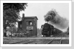 Hier hatte ich eine angenehme Begegnung vom Stellwerker. Nach Frage zum Dg 50775 wurde ich zum Kaffee eingeladen und bin erst nach der Zugmeldung runter. Links am Baum steht mein treues S 51, ohne das wäre ich hier nie hergekommen Juli 87 Hier hatte ich eine angenehme Begegnung vom Stellwerker. Nach Frage zum Dg 50775 wurde ich zum Kaffee eingeladen und bin erst nach der Zugmeldung runter. Links am Baum steht mein treues S 51, ohne das wäre ich hier nie hergekommen Juli 87
