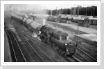 Am Abend wurde eine Übergabe zur Hafenbahn bespannt, hier verlässt der Zug Brandenburg Altstadt Juli 88