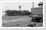 52 8027 setzt zum Kohlebunker um während 254 114 auf die Ausfahrt zum Güterbahnhof wartet März 86 52 8027 setzt zum Kohlebunker um während 254 114 auf die Ausfahrt zum Güterbahnhof wartet März 86