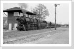52 8154 drückt einen Schotterzug in Großsteinberg in den Anschluß Apr 87 52 8154 drückt einen Schotterzug in Großsteinberg in den Anschluß Apr 87