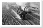 52 5448 verläßt mit dem bei Bedarf fahrenden Kieszug nach Jüterbog den unteren Bahnhof Falkenberg Mai 85 52 5448 verläßt mit dem bei Bedarf fahrenden Kieszug nach Jüterbog den unteren Bahnhof Falkenberg Mai 85