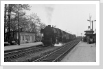 Auch 52 8044 ist mit dem Mittagszug nach Eilenburg auf dem Weg im oberen Personenbahnhof Falkenberg Juli 85