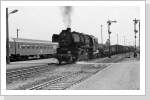 52 8041 ist auf dem Weg nach Eilenburg und hat den oberen Personenbahnhof Falkenberg erreicht Juli 85