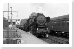 52 5448 kommt ohne Rauchkammerlokschild mit dem Nahgüterzug aus Eilenburg in Falkenberg an Juli 85