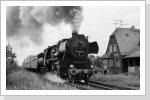 52 8120 passiert den Bahnhof Pflückuff kurz vor Torgau Aug 90 52 8120 passiert den Bahnhof Pflückuff kurz vor Torgau Aug 90