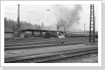 86 1501 und 86 1001 verlassen mit ihrem Sonderzug den Bahnhof Glauchau April 85