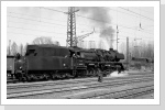 50 3516 verlässt mit dem Nahgüterzug nach Rochlitz wieder den Glauchauer Bahnhof April 86