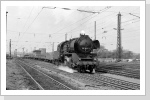 Sonntags kam der Leersandzug als Doppel-Train mit 32 (!) Res Wagen aus Zwickau, hier kommt 50 3523 in Glauchau an Sommer 85
