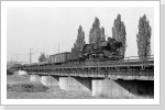 Sonntags kommt der Leersandzug schon ab Zwickau mit der 50 aus Glauchau, hier 50 3654 auf der Muldebrücke vor Glauchau Sep 87