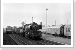 Nachmittags wurde die Übergabe nach Halberstadt Spiegelsberge gefahren. 50 3684 hat den Zug als Rangierfahrt auf den Personenbahnhof umgesetzt um gleich die kurze Strecke fahren zu können. Okt 84 Nachmittags wurde die Übergabe nach Halberstadt Spiegelsberge gefahren. 50 3684 hat den Zug als Rangierfahrt auf den Personenbahnhof umgesetzt um gleich die kurze Strecke fahren zu können. Okt 84