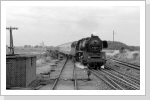 Werktags verkehrte ein Arbeiterzug von Halberstadt nach Dedeleben, hier Abends die Rückfahrt bei Einfahrt Nienhagen Juli 87 Werktags verkehrte ein Arbeiterzug von Halberstadt nach Dedeleben, hier Abends die Rückfahrt bei Einfahrt Nienhagen Juli 87