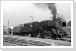 Kleine Rangieraufgaben erledigt die 50 3520 vorn, während die Oscherslebener 50 3700 schon hinten an den Zug rangefahren ist. Nienhagen Dez 87 Kleine Rangieraufgaben erledigt die 50 3520 vorn, während die Oscherslebener 50 3700 schon hinten an den Zug rangefahren ist. Nienhagen Dez 87