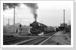 P 19413 mit 50 3606 bei Ausfahrt Quedlinburg. Herrenlose Gepäckstücke auf dem Bahnsteig führen heute zur Sperrung des ganzen Bahnhof Dez 87 P 19413 mit 50 3606 bei Ausfahrt Quedlinburg. Herrenlose Gepäckstücke auf dem Bahnsteig führen heute zur Sperrung des ganzen Bahnhof Dez 87