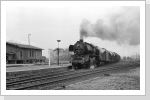 Dann gab es ein kurzes Rangiermanöver und die Oscherslebener 50 3705 übernimmt den Zug. Dez 87 Dann gab es ein kurzes Rangiermanöver und die Oscherslebener 50 3705 übernimmt den Zug. Dez 87