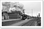 Im Februar 88 war 50 3662 die letzte einsatzfähige Lok in Halberstadt, an diesem Tag bespannte sie den Nahgüterzug Badersleben-Nienhagen hier bei der Ausfahrt Badersleben. Grund genug, diesen Zug mal zu verfolgen Im Februar 88 war 50 3662 die letzte einsatzfähige Lok in Halberstadt, an diesem Tag bespannte sie den Nahgüterzug Badersleben-Nienhagen hier bei der Ausfahrt Badersleben. Grund genug, diesen Zug mal zu verfolgen