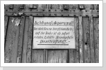 Interessantes Schild am Schuppentor Interessantes Schild am Schuppentor