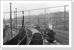 50 3628 kommt mit dem Nahgüterzug aus Döbeln in Hilbersdorf an. Links sieht man schön, das Abdrücken der Güterzüge mit der Seilzuganlage Dez 83