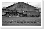 Hier noch mal ein Blick auf den Stendaler Lokschuppen und 50 3649 im Apr 85 Hier noch mal ein Blick auf den Stendaler Lokschuppen und 50 3649 im Apr 85
