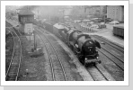 Auch 52 9900 kam mal wegen der Riesaer DR Parade zu Güterzugehren. Blick in Nossen auf den Bahnhof Apr 89 Auch 52 9900 kam mal wegen der Riesaer DR Parade zu Güterzugehren. Blick in Nossen auf den Bahnhof Apr 89