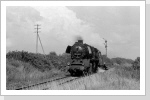 Bevor der N 61747 weiter nach Magdeburg Buckau fährt, bedient die Lok noch Dodendorf und Langenweddingen von Blumenberg aus. Hier kommt 50 3700 schon wieder zurück von Dodendorf an der Einfahrt Blumenberg Juli 87