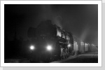 Am Folgetag nochmal die gleiche Lok, nun mit funktionierener Lichtmaschine. Das Sitzplatzangebot wurde mit einem Bag auf 50 % reduziert. Der andere Bag mußte wegen fester Bremse ausgesetzt werden. Oschersleben Dez 87