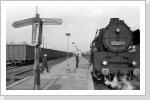 50 3520 ist Lz aus Oschersleben in Nienhagen angekommen und wartet auf den Zug aus Dedeleben, der an diesem Tag mit BR 114 bespannt war Feb 88