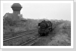 50 3556 rollt mit N 61744 in Blumenberg ein, Blick vom Stellwerk. Als der Fahrdienstleiter den Panzer sah, machte er Streß. Zu spät, Bild im Kasten. Dez 87