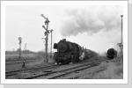 Hinten an der Ausfahrt der Weichenwärter sah die Szene entspannter, ihn störte es nicht, dass ich den Panzer noch ein 2. Mal abgelichtet habe. Dez 87