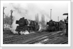 Tagsüber waren immer mal 2 Maschinen kurzzeitig im Bw anzutreffen, 50 3520 rückt gerade zum Lz nach Nienhagen aus. Feb 88