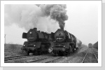 Während 50 3520 rangiert, rückte die 50 3556 wunschgerecht mit der Übergabe Altenweddingen vor. Blumenberg Feb 88